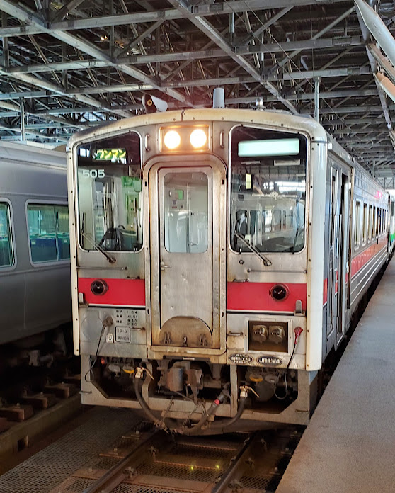 旭川駅のホームとキハ53