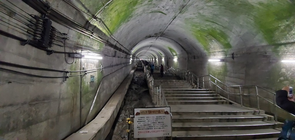日本一のモグラ駅・土合駅の下り線ホームへ続く486段の階段