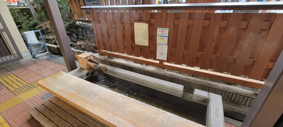 「十津川温泉バスセンターの足湯と休憩風景」