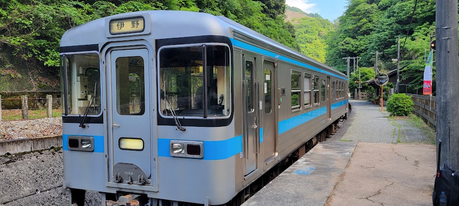 坪尻駅ホームと列車