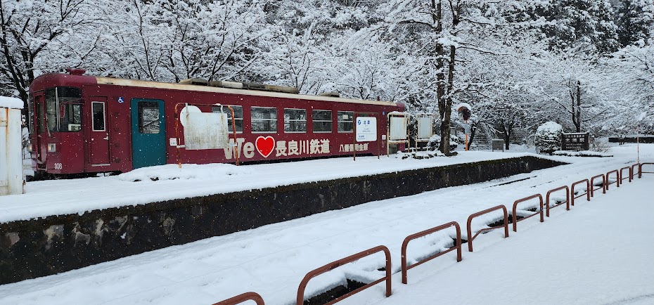 長良川鉄道 終着 北濃駅と雪