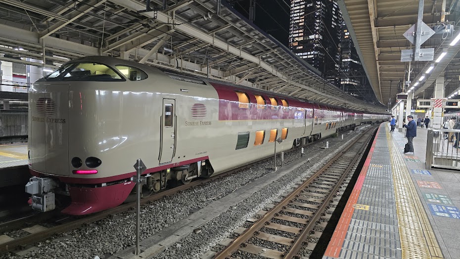 夜のホームに停車するサンライズ瀬戸・出雲の外観写真