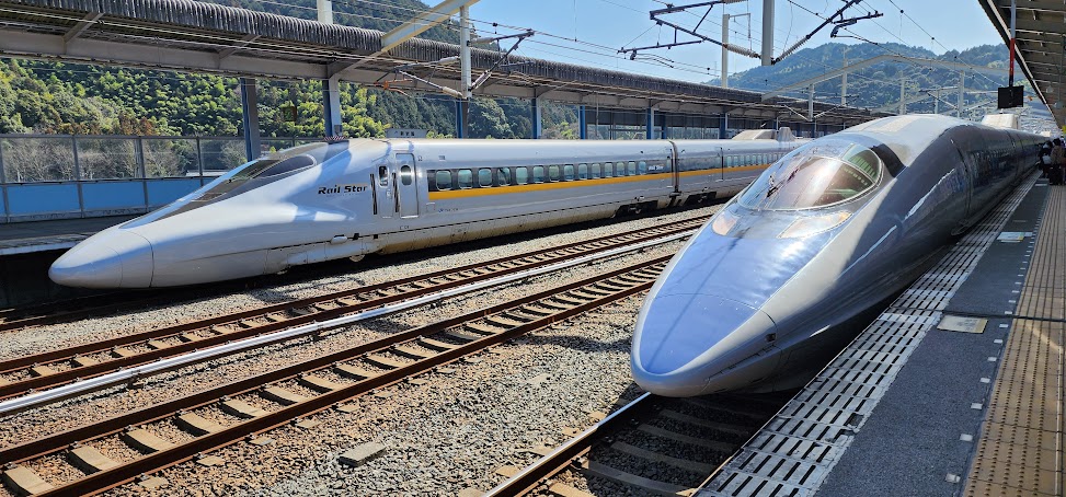 700系レールスターと500系新幹線