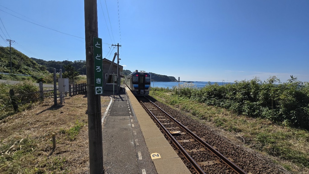 驫木駅のホームから望む日本海の絶景