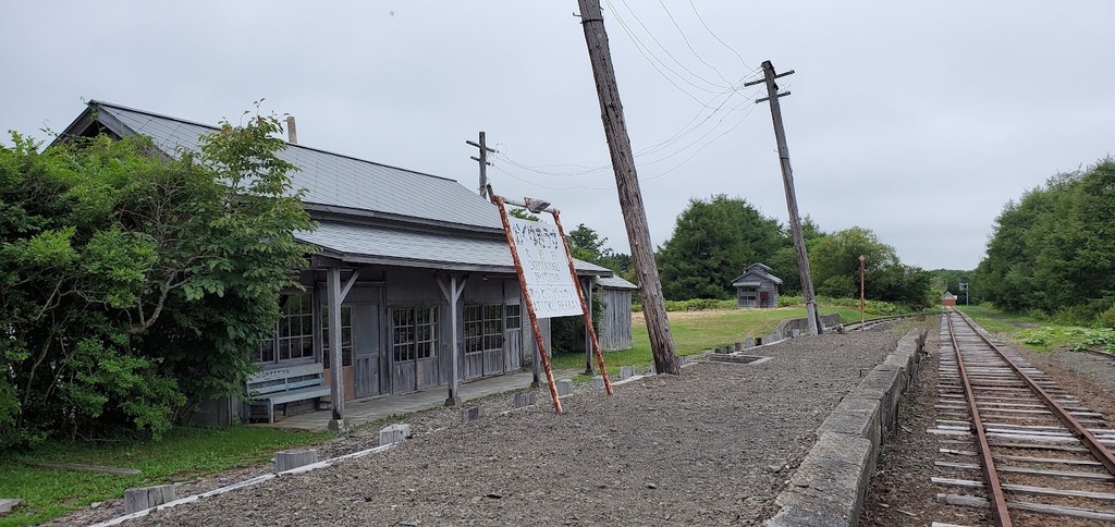 錆びた線路と、草に覆われかけたホーム。今にもディーゼルカーがやって来そうな、旅情あふれる場所でした。