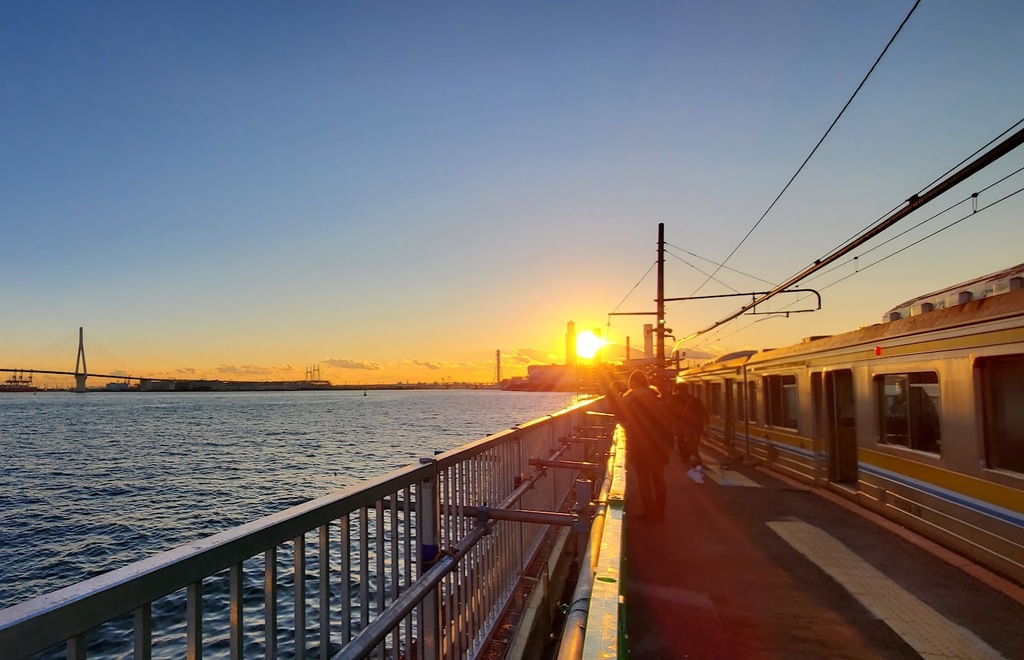 海芝浦駅の夕景と205系