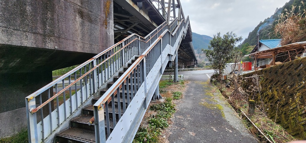 「元商店(?)の建物とぽつんと置かれた自販機」