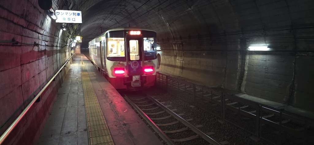 筒石駅地下ホーム