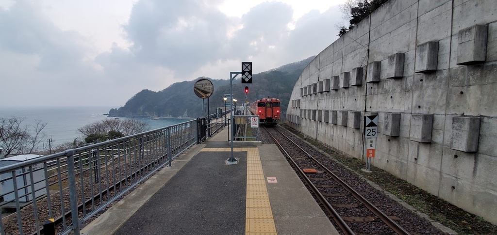 早朝の静かな道の駅あまるべと余部橋梁