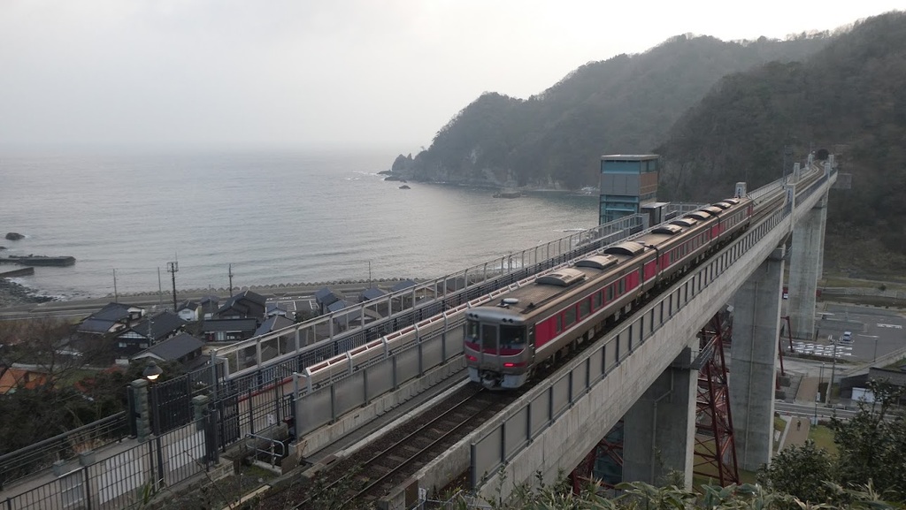 早朝の日本海と山陰本線・余部橋梁の絶景