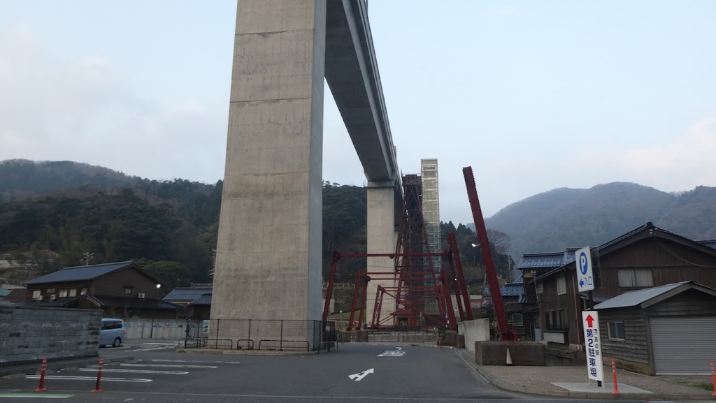 早朝の静かな道の駅あまるべと余部橋梁